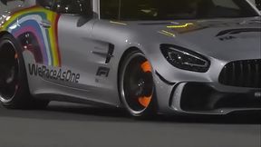 Garota alem&atilde_ jogando de ladinho