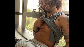 exibindo meu pau na janela