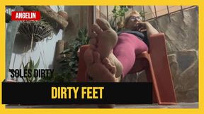 Feet with pronounced arches and very dirty toes covered in dirt (1)