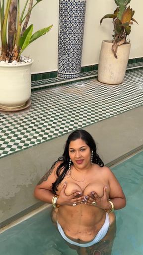 BBW Twerking in Pool Splashing Water with Huge Ass. Wet Fat Booty Clapping Outdoor
