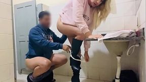 CAMINHONEIRO DOTADO FUDENDO A SAFADA NO BANHEIRO DO POSTO DE GASOLINA BAREBACK