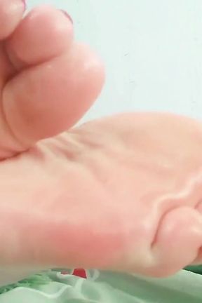 Feet close up (Arya Grander)