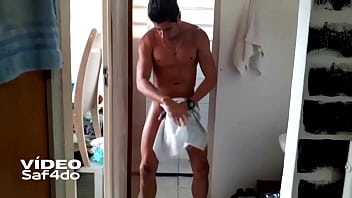 Macho dotado tomando banho na casa do amigo