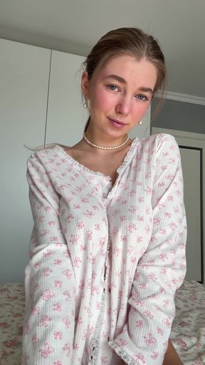 Amateur girlfriend teases with a wet and ready pussy on her VIP-only Fans page.