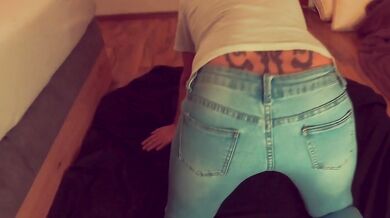 Ich musste im knien in die Jeans pissen