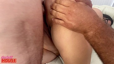 Velho corno libera todos os buracos da esposa gordinha, para dois machos viris
