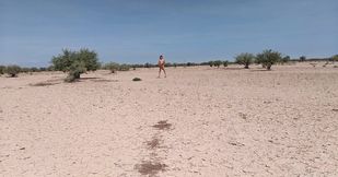 linda ladyboy desnuda con plug anal y sandalias altas big ass en publico
