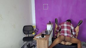 Empleado excita al jefe y es grabado en c&aacute_mara. Parte 2. Follan en la oficina sin que nadie se d&eacute_ cuenta