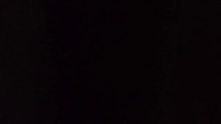 Öffentlicher Solo-Mädchenfilm einer schwulen Schlampe, die ihr eigenes Arschloch fickt