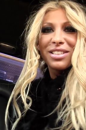 2 Hot Lesbians Have Sex in the Car