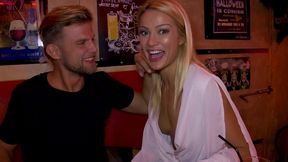 un francais se tape une touriste dans les toilettes d un bar a paris