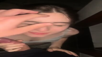 Novinha patricinha pagando boquete