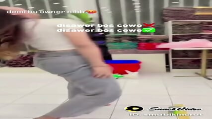 CEWEK GOYANG PANTAT