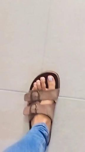 you like the sound of my feet while i walk🐷🤣