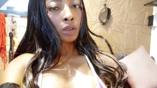 Película de una MILF latina amateur en bikini follándose su propio culo