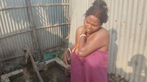 Desi Indian bhabhi nahate hue sexy lagti Hai