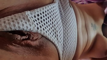 CALCINHA BRANCA MUITO PEQUENA ENFIADA NO C&Uacute_ , PELAS BEIRAS APARECE AS PREGAS E BUCETA FICA A MOSTRA