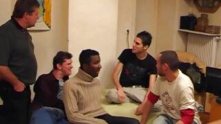 Steph Debar és Julina Wild hatalmas mellei ugrálnak kemény anális csoportos szexben szopással és cowgirl-lel.