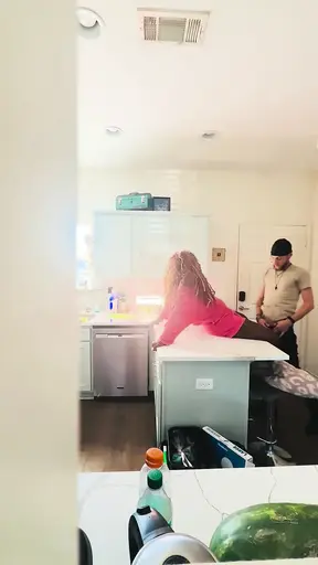 Stiefzoon vangt een borstende MILF buurvrouw.
