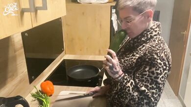 Pussy stuffed with XXL vegetables !!