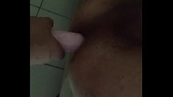 Marido brincando com meu cuzinho