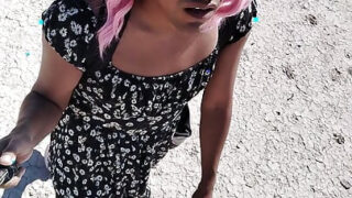 Transexual preciosa masturbándose su polla dura