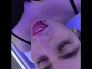 Sophie Ice est une salope urophile qui se pisse dessus la bouche ouverte
