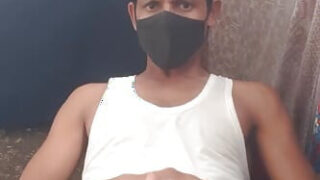 Hintli siyahi adam, tek başına anal ilişkiye girmeden önce devasa penisini mastürbe ediyor.