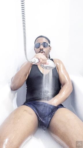 I wash my body in the bath (4) (2025)