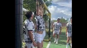 Equipo de futbol, con ayuda del sol, las cheves y el sudor, terminan clav&aacute_ndosela entre ellos