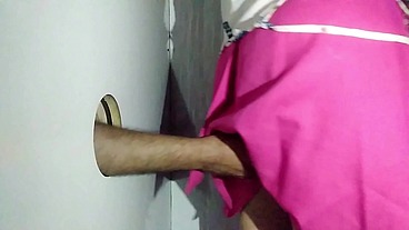 As aventuras de Andrômeda. Sexo no glory hole. Muita gozada e putaria na cabine.