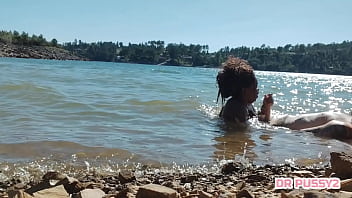 MAMEI O PAU DO TATUADO DENTRO DE &Aacute_GUA NA FRENTE DE TODOS OS TURISTAS QUE PASSEAVAM DE BARCO AO FINAL DA TARDE