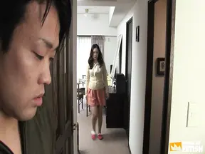 Een borstende Japanse MILF heeft haar man z'n grote lul in de keel gezet.