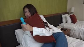 真っ昼間から飲んでる人妻は100%誘われ待ちwww超美尻のスタイル抜群な奥様ゆずきさん(28歳)ほろ●い状態の為判断力低下！？スタッフに言われるがまま電マオナニーを披露！