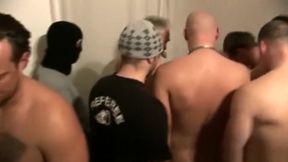 Gangbang de folie avec une belle salope et sa copine timide