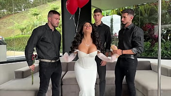 Gangbang &eacute_pico por San Valent&iacute_n a Steffy Moreno DP y Anal