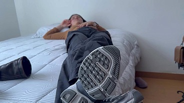 Mujer se toca los pies, los huele y los chupa para venirse