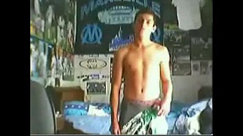 A cute french guy is wanking and jerking off in front of his webcam !