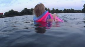 Alla swims on the lake and wears a pink inflatable vest and anime armbands!!!