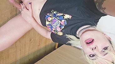 FEMBOY GOSTOSO DORIAN DRAKE METE NO SEU CU APERTADO ENQUANTO BATE UMA E ENGOLE TODA A PORRA DELE MESMO