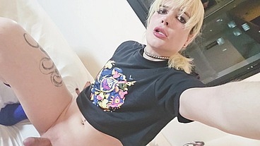 FEMBOY GOSTOSO DORIAN DRAKE METE NO SEU CU APERTADO ENQUANTO BATE UMA E ENGOLE TODA A PORRA DELE MESMO