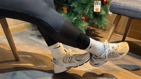 Shoeplay after the gym in Sneakers, Nike white socks and leggings