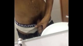 Dotado Voiterk batendo uma no banheiro do shopping