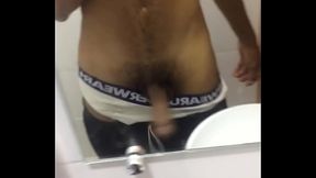 Dotado Voiterk batendo uma no banheiro do shopping