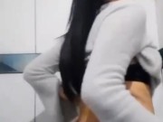 Muevo el culo, y mi colo se abre solo.