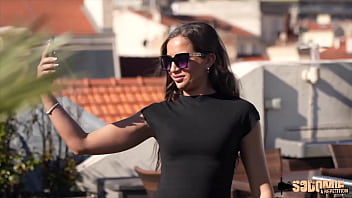 Lara, brune aux belles courbes, toujours avide de sexe