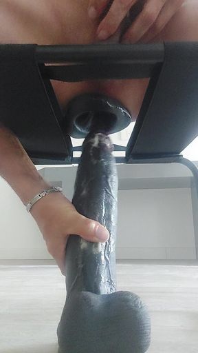 He takes his ass with big cocks he enters an anal tunnel 10cm in diameter