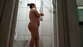 peguei safada do rabao gostoso no banheiro joguei leite dentro