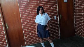 a estudante safada nem tirou a roupa da escola pra foder na pele com os dotados que comeram ate o cu dela e deram banho de leite