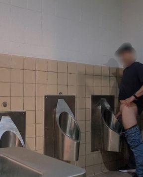 Exhibitionist Old Masturbator Waits for Someone to Watch Me